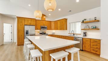 Fridge, microwave, stovetop, dishwasher