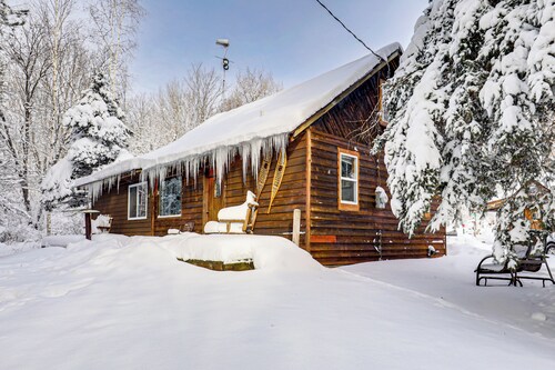 4 Mi to Ski Brule: Cozy Cabin w/ Screened-In Porch