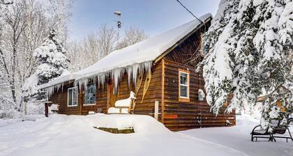 4 Mi to Ski Brule: Cozy Cabin w/ Screened-In Porch