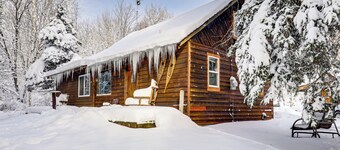 4 Mi to Ski Brule: Cozy Cabin w/ Screened-In Porch