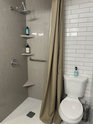 Dusche, Haartrockner, Handtücher, Seife