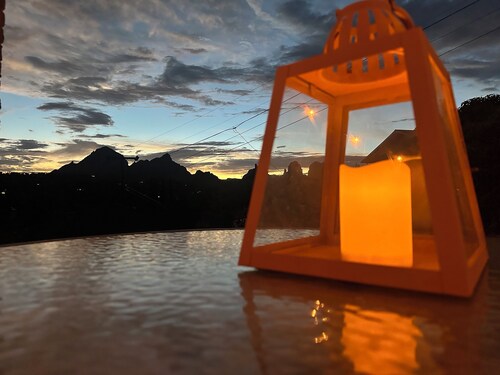 Cozy one bedroom getaway - breathtaking views! Lots of outdoor space to enjoy.