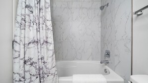 Bathroom - Minimalist 2BR (Studio+1BR) Perfect for Groups! (Kimberley)