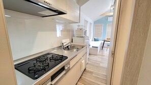 Refrigerador con freezer, microondas, placa de cocina, arrocera