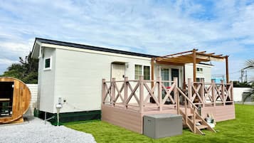 Luna (Up to 5 Guests): Barrel Sauna & Jet Bath, Fire Pit & BBQ Grill, Non Smoking