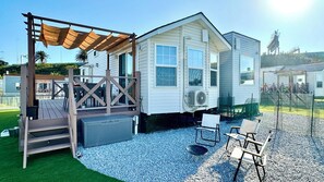 A mobile home with a deck, outdoor seating, and a fenced patio area. - Solana Kisarazu (Kisarazu)