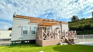 ๋ก๋งจํฑ๋ฃธ, ๊ธ์ฐ, ํ
๋ผ์ค ((Upto4Guests)Hammock,FirePit&BBQGrill) | ๊ฐ๊ฐ ๋ค๋ฅธ ์คํ์ผ์ ์ธํ
๋ฆฌ์ด, ๊ฐ๊ฐ ๋ค๋ฅด๊ฒ ๊ฐ๊ตฌ ๋น์น, ๋ฌด๋ฃ WiFi, ์นจ๋ ์ํธ