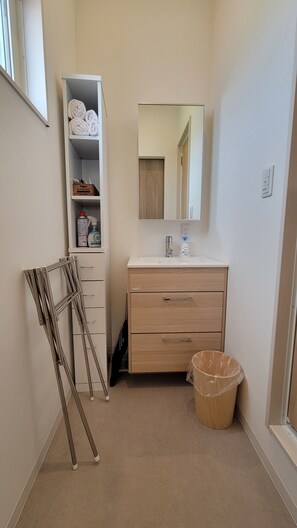 Fleur (Up to 2 Guests): Equipped with a Fire Pit & BBQ Grill, Non smoking | Bathroom | Free toiletries, hair dryer, towels, shampoo - Solana Kisarazu (Kisarazu)