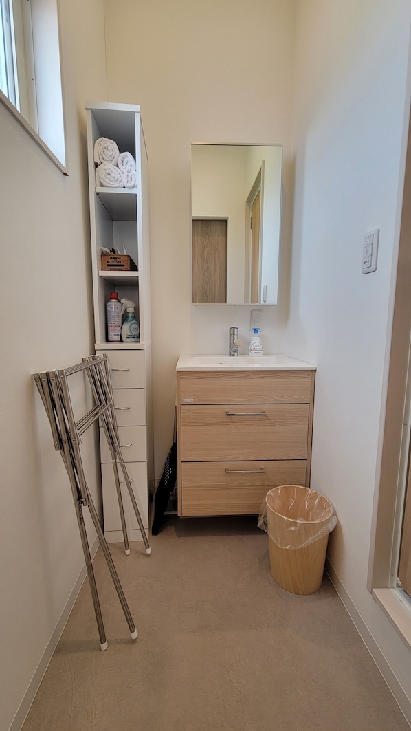 Artículos de tocador gratuitos, secador de pelo, toallas, shampoo