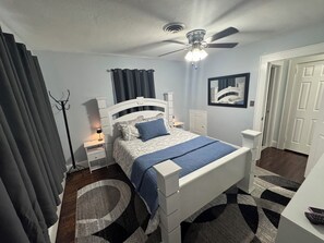 1 makuuhuone, tallelokero huoneessa, työpöytä, silitysrauta/-lauta