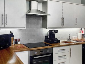 Oppvaskmaskin og høy barnestol
