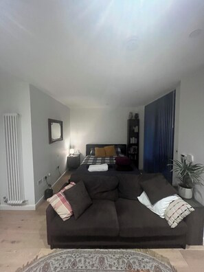 Iron/ironing board, Internet - Spacious apartment in the heart of Hackney Wick (Zone 2 London) (London)