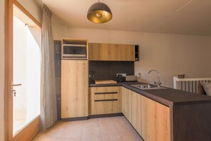 Private kitchen - Semi-detached house with sea view near Ile Rousse (Belgodère)