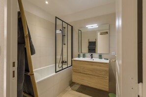 Hair dryer, towels, soap, toilet paper - Semi-detached house with sea view near Ile Rousse (Belgodère)