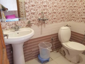 Shower, towels, soap - Hotel Ganga vardan (Rishikesh)