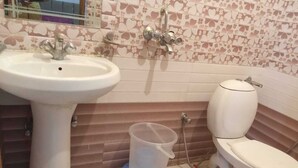 A bathroom with a sink, toilet, and shower. - Hotel Ganga vardan (Rishikesh)