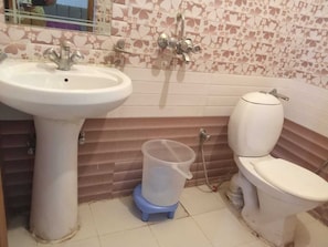 Deluxe Double or Twin Room | Bathroom | Shower, towels, soap - Hotel Ganga vardan (Rishikesh)