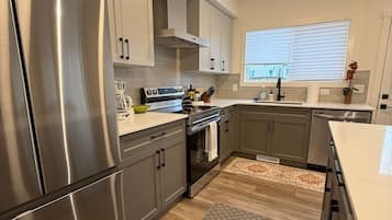 Jääkaappi, mikroaaltouuni, uuni, liesi