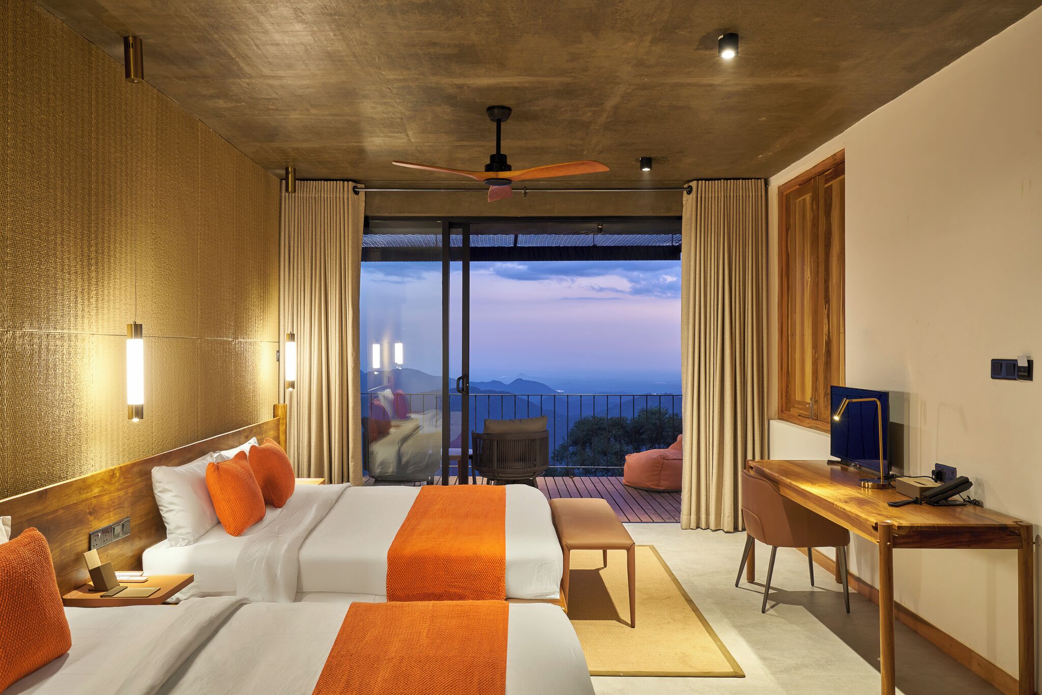 Habitación triple Premier, vista a la montaña | Caja de seguridad en la habitación y escritorio 