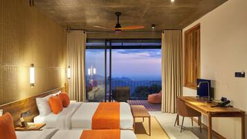 Habitación triple Premier, vista a la montaña | Caja de seguridad en la habitación y escritorio