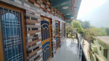 Kamar Double, balkon, pemandangan bukit | Detail eksterior
