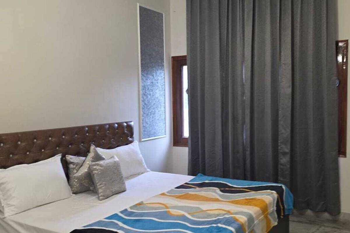 Bureau, espace de travail pour ordinateur portable, Wi-Fi gratuit