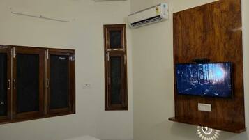 Superior Room | Desk, laptop workspace, free WiFi