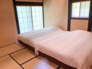 Escriptori, wifi gratuïta i roba de llit 