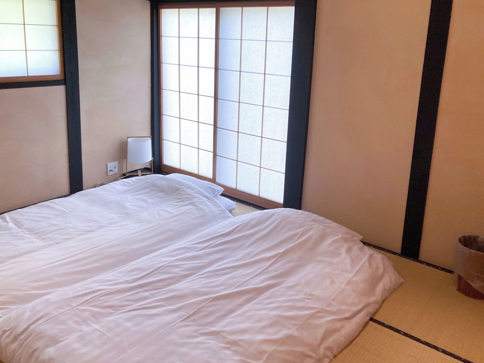 Escritorio, wifi gratis y ropa de cama 