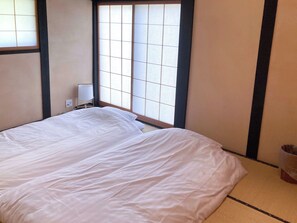 Escritorio, wifi gratis y ropa de cama 