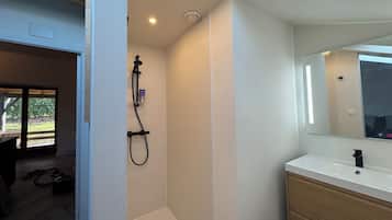 Douche, sèche-cheveux, serviettes fournies, savon