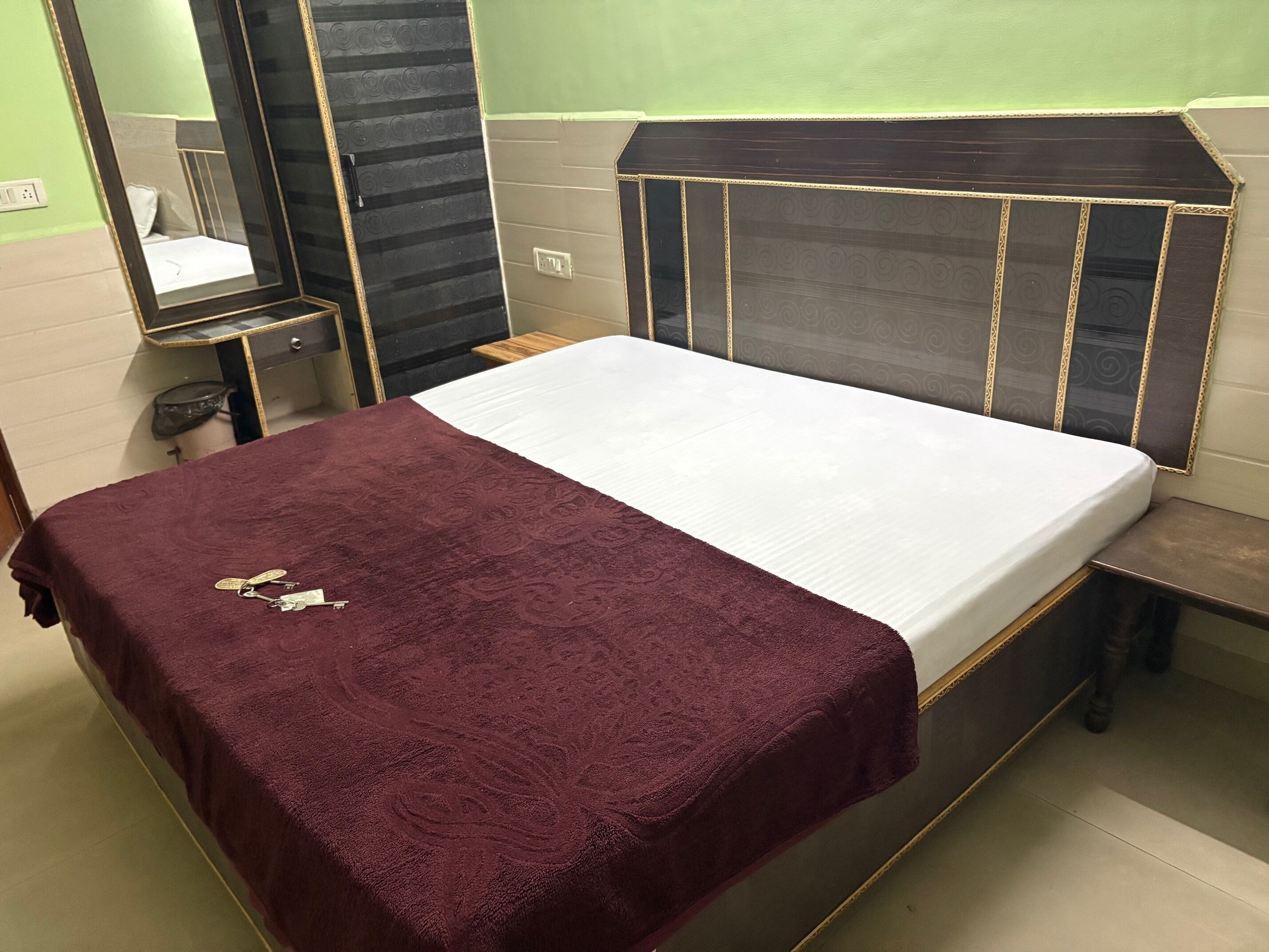 Habitación triple familiar, vistas a la ciudad | Escritorio y wifi gratis