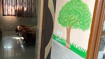 Eenvoudige tweepersoonskamer, uitzicht op de stad | Een bureau, gratis wifi