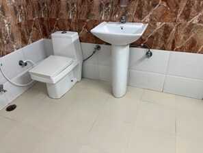 Tripla familiare, vista città | Bagno | Doccia, asciugamani, sapone, shampoo