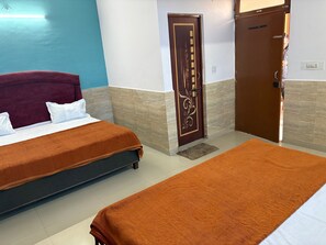 Deluxe Double Room, 1 Bedroom | Desk, free WiFi, bed sheets - Hotel Mohan (Agra)