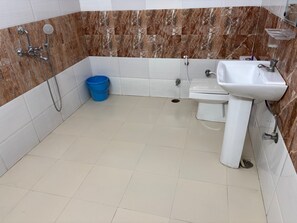 Family Triple Room, City View | Bathroom | Shower, towels, soap, shampoo - Hotel Mohan (AGRA TAJMAHAL)