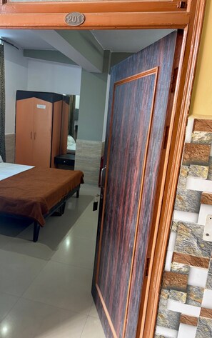 Deluxe Double Room, 1 Bedroom | Desk, free WiFi, bed sheets - Hotel Mohan (Agra)