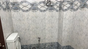 Eenvoudige tweepersoonskamer, uitzicht op de stad | Badkamer | Een douche, handdoeken, zeep, shampoo