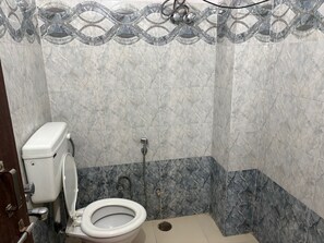 Doppia Basic, vista città | Bagno | Doccia, asciugamani, sapone, shampoo