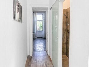 Basic Apartment | Bathroom | Shower, free toiletries, hair dryer, towels - Fabulous 3BR Apt Near AKH For Groups (Vienna)