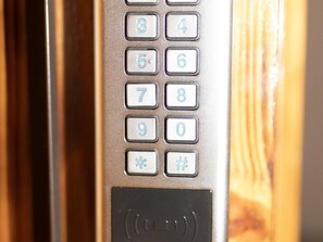 Eine Nahaufnahme einer Zifferntastatur an einem Gerät, vermutlich einem Telefon oder ähnlicher Ausrüstung.