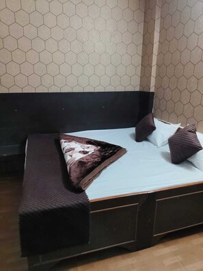 Rollaway beds, free WiFi, bed sheets - Riverview Haven Guest House & Cafe (Varanasi)