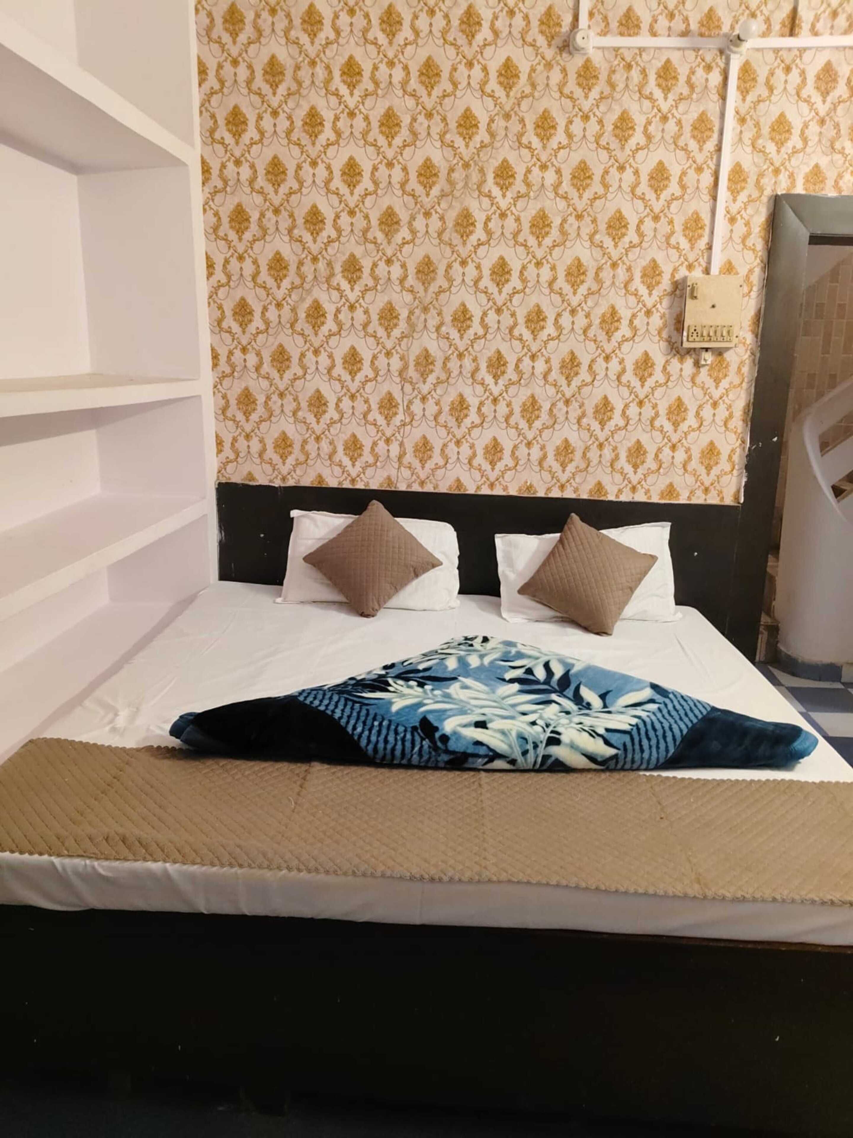 Double Room | Rollaway beds, free WiFi, bed sheets