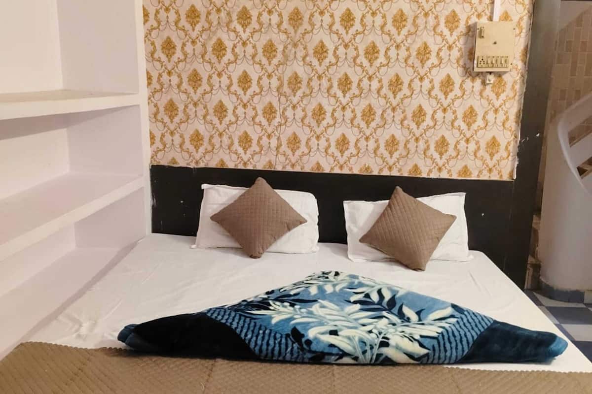 Double Room | Rollaway beds, free WiFi, bed sheets