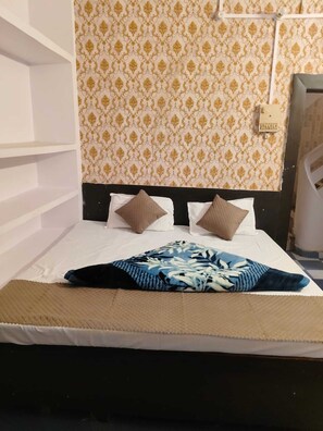 Rollaway beds, free WiFi, bed sheets - Riverview Haven Guest House & Cafe (Varanasi)