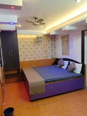 Rollaway beds, free WiFi, bed sheets - Riverview Haven Guest House & Cafe (Varanasi)