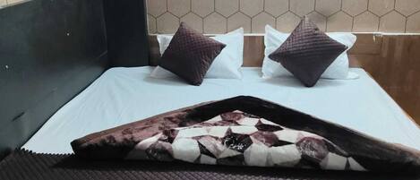 豪華客房 | 摺床/加床 (收費)、免費 Wi-Fi、床單