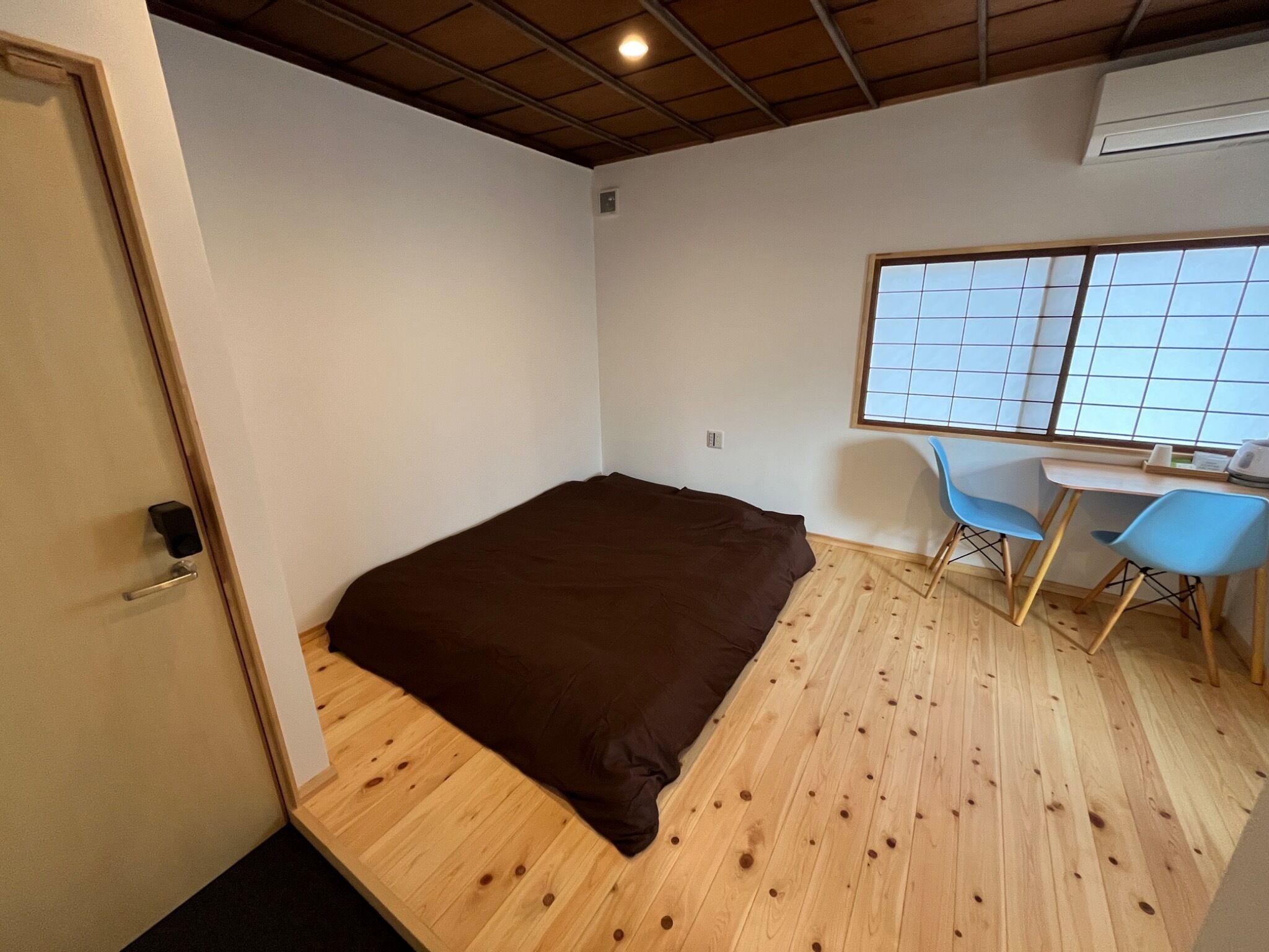 Desk, free WiFi, bed sheets