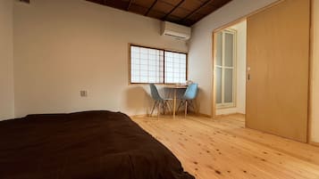 書桌、免費 Wi-Fi、床單