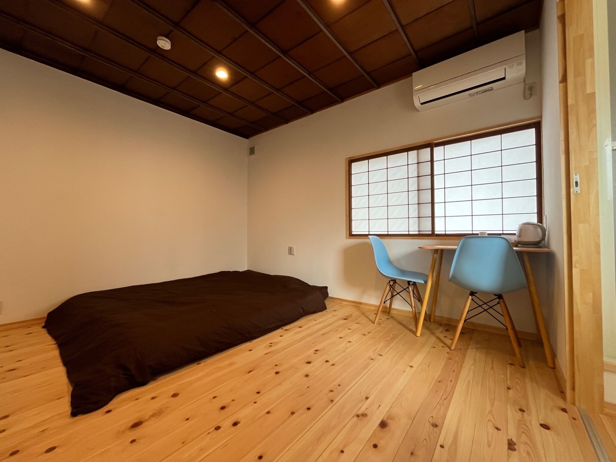 Desk, free WiFi, bed sheets